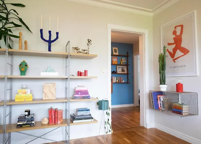 Bright Apartment Near City Center