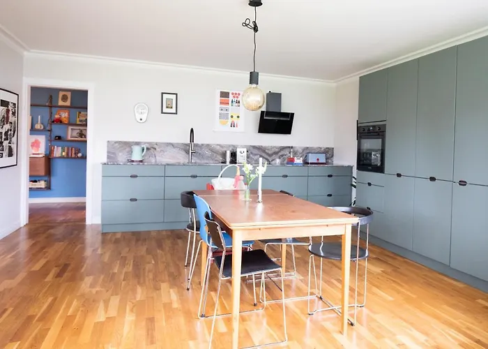 Bright Apartment Near City Center